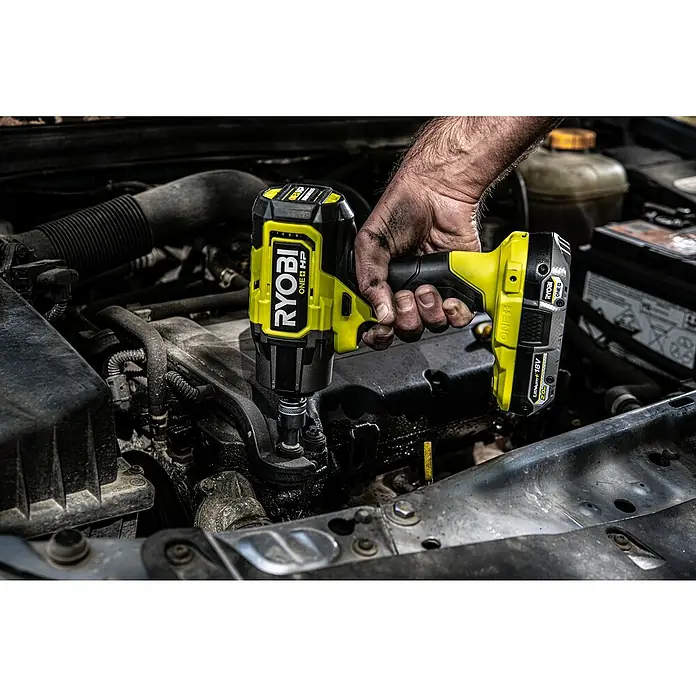 Ryobi ONE+HP Akku-Schlagschrauber RIW18X-0 Performance - 18 V, Ohne Akku, Leerlaufdrehzahl: 0 U/min - 2.800 U/min - Nahaufnahme eines Ryobi ONE+ HP Akku-Schlagschraubers, der an einem Automotor verwendet wird.