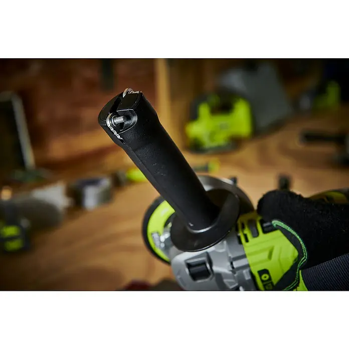 Ryobi ONE+ Akku-Winkelschleifer RAG18125-0 - Ohne Akku, Durchmesser Scheibe: 125 mm - Eine Nahaufnahme vom Zusatzhandgriff eines Ryobi Winkelschleifers, der für mehr Kontrolle und Präzision sorgt.
