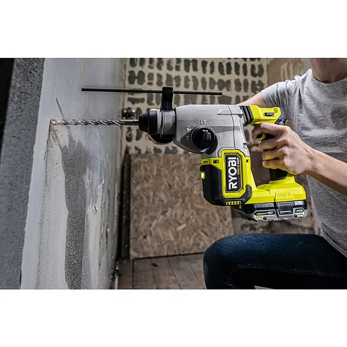 Ryobi ONE+HP Akku-Kombihammer RSDS18X-0 - 18 V, Ohne Akku, 2,5 J - Nahaufnahme eines Ryobi ONE+ HP Akku-Bohrhammers in Aktion, der ein Loch in eine Wand bohrt.