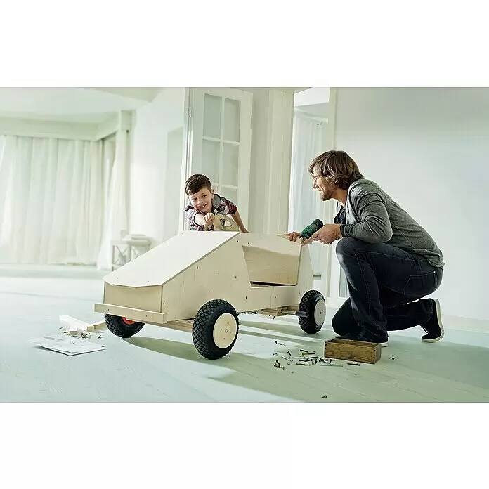 Bosch Akkuschrauber PSR Select - 3,6 V, 1 Akku, 1,5 Ah - Ein Mann und ein Junge bauen ein helles Holzspielzeugauto mit einem grünen Bohrer zusammen. Der Junge sitzt am Steuer.