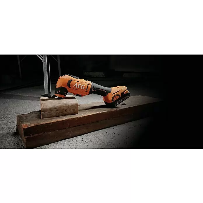 AEG Pro 18V Akku-Multifunktionswerkzeug BMT18-0 - 18 V, Ohne Akku, Leerlaufschwingzahl: 10.000 /min - 20.000 /min - Oranges und schwarzes AEG Akku-Oszillationswerkzeug mit 2.0 Ah Pro Akku, auf Holzblöcken liegend, einsatzbereit.