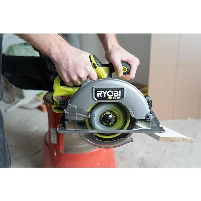 Ryobi ONE+HP Akku-Handkreissäge RCS18X-0 Performance - 18 V, Ohne Akku, 4.500 U/min - Nahaufnahme einer Ryobi Kreissäge in Aktion, die durch ein Holzstück schneidet. Fokus auf Präzision und Kraft des Werkzeugs.