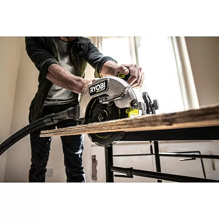 Ryobi ONE+HP Akku-Handkreissäge RCS18X-0 Performance - 18 V, Ohne Akku, 4.500 U/min - Anwendungsbeispiel