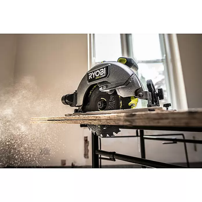 Ryobi ONE+HP Akku-Handkreissäge RCS18X-0 Performance - 18 V, Ohne Akku, 4.500 U/min - Graue und schwarze Ryobi Kreissäge mit gelben Akzenten, die ein Holzbrett schneidet und Sägemehl erzeugt.