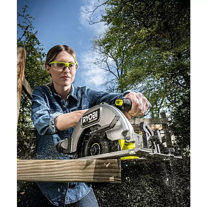 Ryobi ONE+HP Akku-Handkreissäge RCS18X-0 Performance - 18 V, Ohne Akku, 4.500 U/min - Anwendungsbeispiel