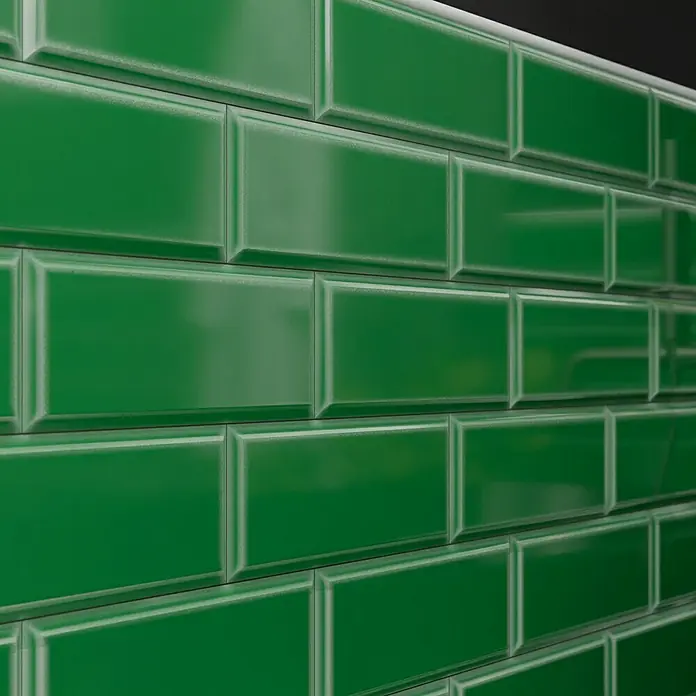 Modern Style Wandfliese Metro Biselado Verde 880 - 9,8 x 29,8 cm, Grün, Glänzend - Detailaufnahme von glänzenden, smaragdgrünen Metrofliesen, die eine elegante und moderne Wandverkleidung darstellen.