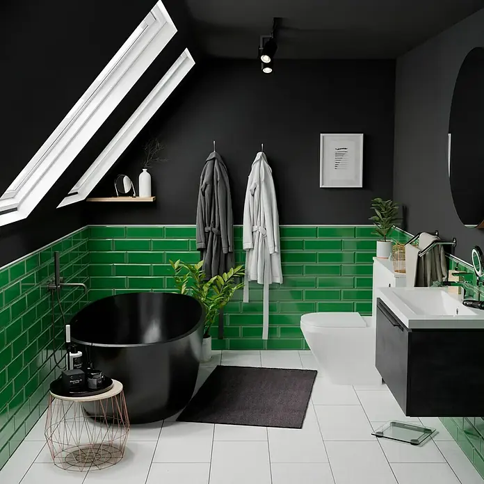Modern Style Wandfliese Metro Biselado Verde 880 - 9,8 x 29,8 cm, Grün, Glänzend - Schwarz-grünes Badezimmer mit freistehender Badewanne, grünen Fliesen, weißem Boden und schwarzen Akzenten für einen modernen Look.