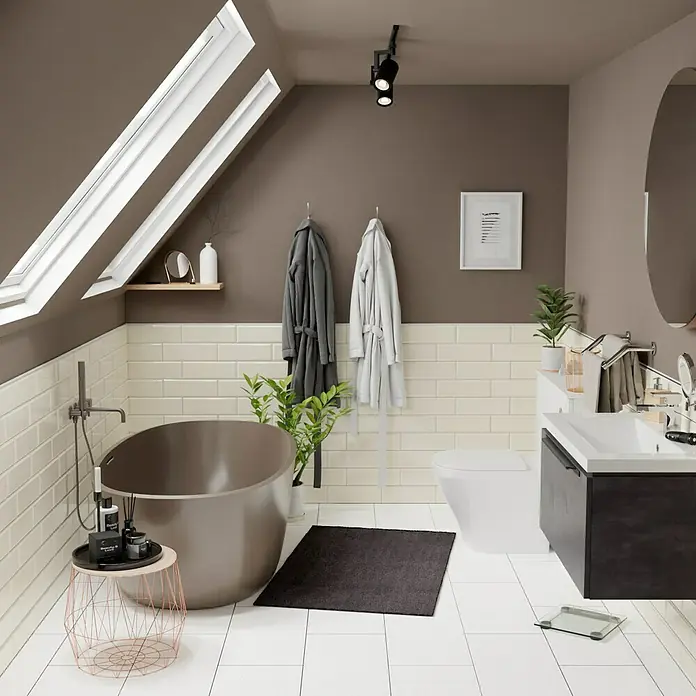 Modern Style Wandfliese Metro Biselado Bege 550 - 9,8 x 29,8 cm, Beige, Glänzend - Ein modernes Badezimmer mit einer freistehenden Badewanne, einem stilvollen Waschtisch und neutralen Farbtönen für eine entspannende Atmosphäre.