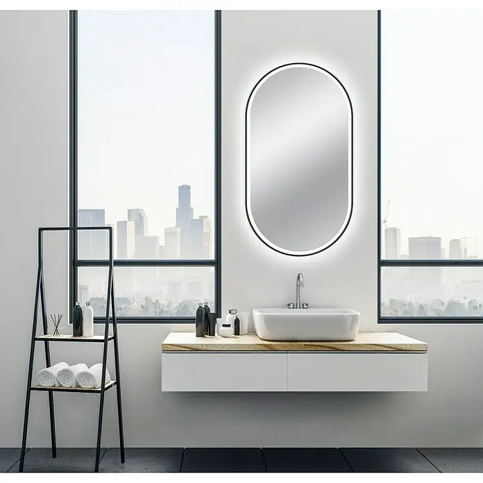 Camargue Lichtspiegel Black Supreme - B x H: 50 x 90 cm, Schwarz, Leuchtmittel - Ein modernes Badezimmer mit einem beleuchteten Spiegel über einem schwebenden Waschtisch und einem Regal.