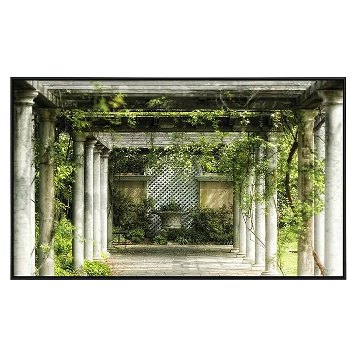 Papermoon Infrarot-Bildheizkörper Gehweg im Garten - 60 cm x 500 mm, 350 W - Elegante Pergola mit Säulen und üppiger Bepflanzung, die einen ruhigen und verwunschenen Gartenweg schafft.