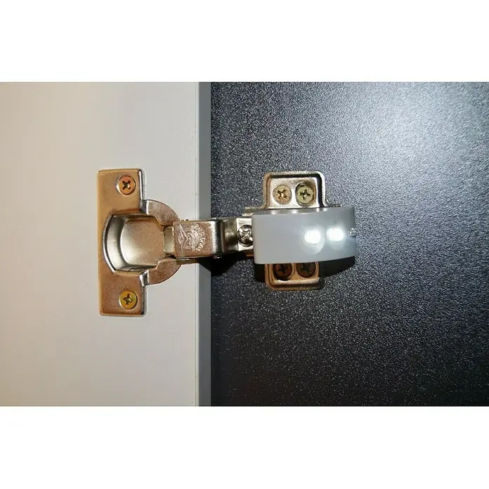 Set de focos LED empotrables para bisagras - L x An x Al: 4 x 6 x 2 cm, 2 ud. - Primer plano de una luz de bisagra de armario fijada a una puerta, que proporciona iluminación con LED integrados.
