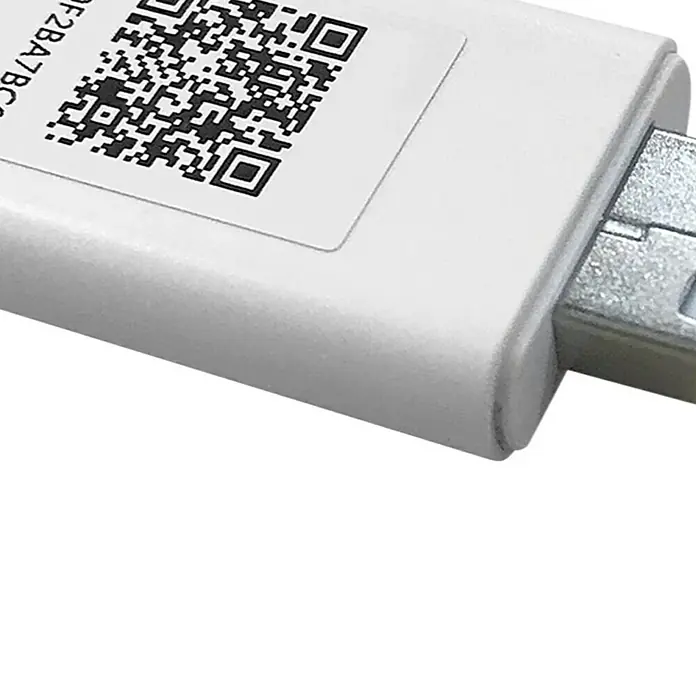 HTW Módulo USB WiFi Pure Light - Controlado por aplicación, Blanco - Primer plano de un adaptador USB blanco con una etiqueta de código QR, que combina conectividad y tecnología moderna.