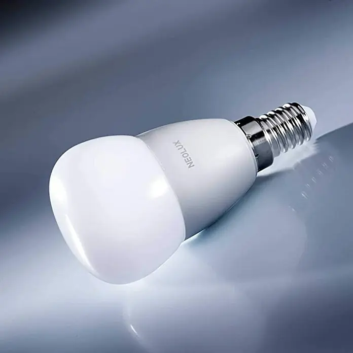 Neolux Bombilla LED CLP25 - E14, 4 W - Primer plano de una bombilla LED NEOLUX con base de rosca sobre una superficie lisa. Ideal para iluminación ambiental.