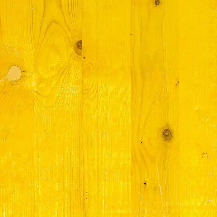 Tabla de encofrado tricapa - L x An x Es: 100 cm x 50 cm x 27 mm, Abedul - Paneles de madera pintados de amarillo que muestran vetas y nudos, añadiendo un encanto rústico a la superficie.