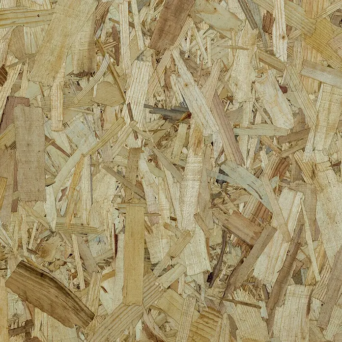 Tablero de OSB 3 - 2,5 m x 1,25 m x 18 mm - Primer plano de un tablero OSB con varias astillas y texturas de madera.