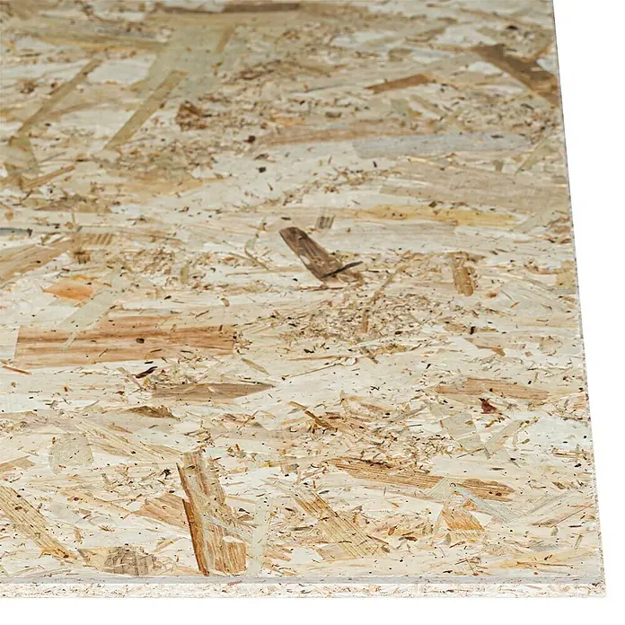 Tablero de OSB 3 - 2,5 m x 1,25 m x 18 mm - Primer plano de un tablero OSB que muestra la textura y la composición del producto de madera industrial.