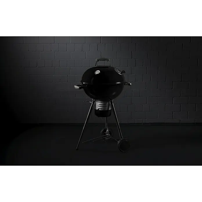 Kingstone Kugelgrill Bullet 47 - Durchmesser Grillfläche: 47 cm, Schwarz - Schwarzer Kugelgrill vor dunklem Backsteinhintergrund, ideal für Grillabende im Freien.