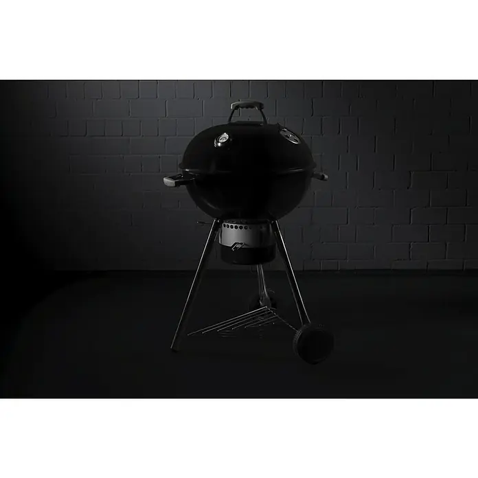 Kingstone Kugelgrill Bullet 57 - Durchmesser Grillfläche: 57 cm, Schwarz - Schwarzer Kugelgrill mit Deckel, Griff und Rädern vor dunklem Hintergrund. Ideal für Grillabende im Freien.
