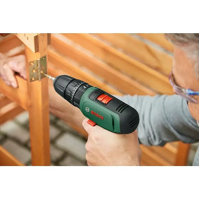 Bosch Power for All 12V Akku-Schlagbohrschrauber EasyImpact 1200 - 12 V, 2 Akkus, 1,5 Ah, 30 Nm - Akkuschrauber beim Eindrehen einer Schraube in ein Holzstück. Der Bosch-Akkuschrauber ist im Einsatz, um die Montage zu erleichtern.