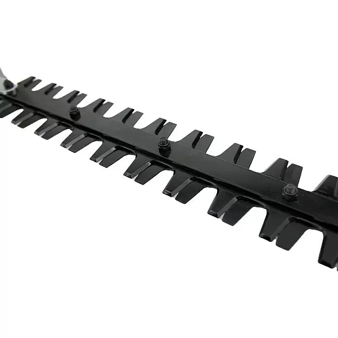 Stiga Benzin-Multitool MT 330 - 0,7 kW, 25,4 cm³ - Nahaufnahme einer schwarzen Heckenscherenklinge aus Metall mit scharfen, gezackten Zähnen und sichtbaren Befestigungsschrauben.