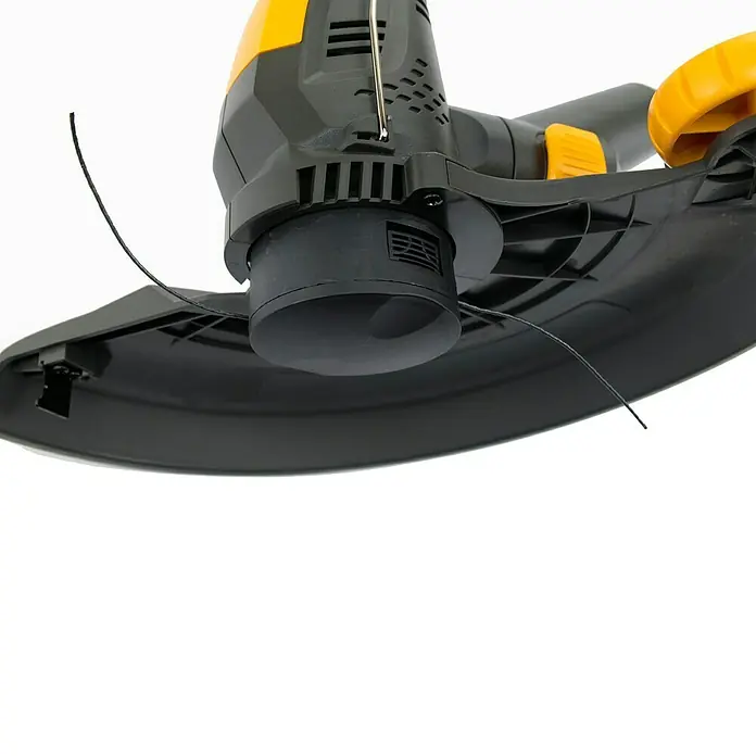 Stiga 500er Serie Akku-Rasentrimmer GT 500e - Set - 48 V, 2 Ah, Li-Ionen, 1 Akku, Schnittbreite Faden: 30 cm - Nahaufnahme eines Rasentrimmers mit schwarzem Gehäuse und gelben Akzenten, der Fäden für präzises Schneiden verwendet.