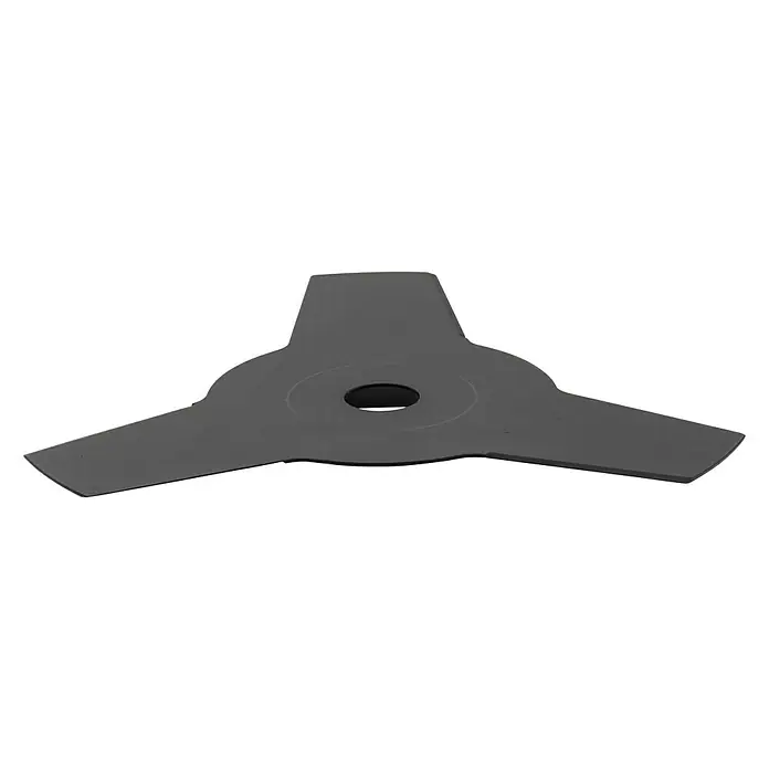Stiga Benzin-Multitool MT 330 - 0,7 kW, 25,4 cm³ - Nahaufnahme einer schwarzen Grasschneiderklinge mit drei Schneiden und einer zentralen Bohrung.