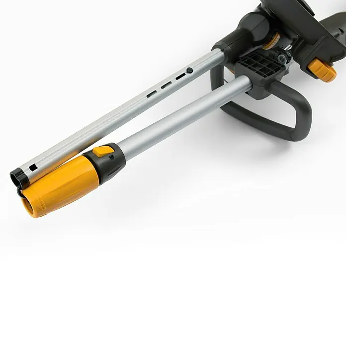 Stiga 500er Serie Akku-Rasentrimmer GT 500e - Set - 48 V, 2 Ah, Li-Ionen, 1 Akku, Schnittbreite Faden: 30 cm - Detailaufnahme eines Worx-Gartengeräts mit silberfarbenen Rohren und gelbem Griff, ideal für präzise Gartenarbeit.