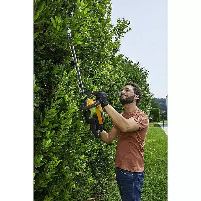 Stiga 500er Serie Akku-Heckenschere HT 500e Set - 48 V, Li-Ionen, 1 Akku, Schnittlänge: 58 cm - Anwendungsbeispiel