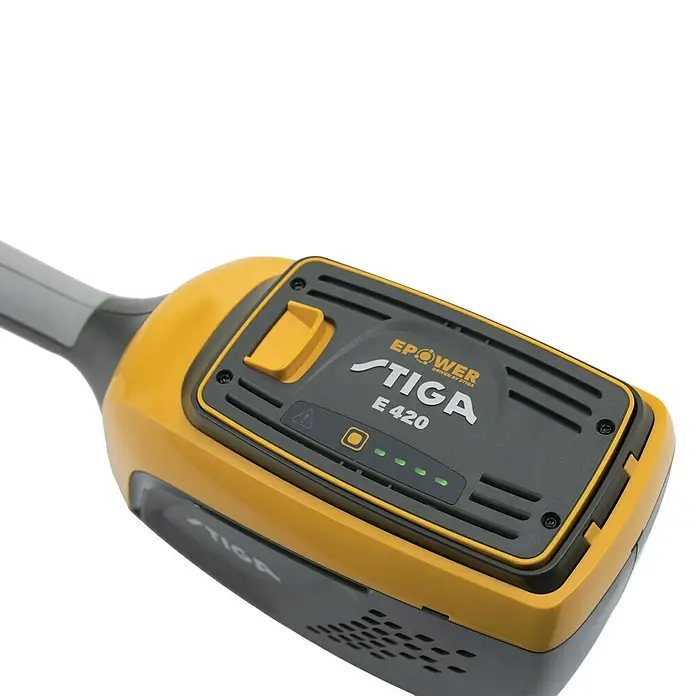 Stiga 500er Serie Akku-Rasentrimmer GT 500e - Set - 48 V, 2 Ah, Li-Ionen, 1 Akku, Schnittbreite Faden: 30 cm - Detailaufnahme eines gelben Stiga E 420 Akkus mit schwarzem Bedienfeld und grünen Anzeigen für den Ladestand.
