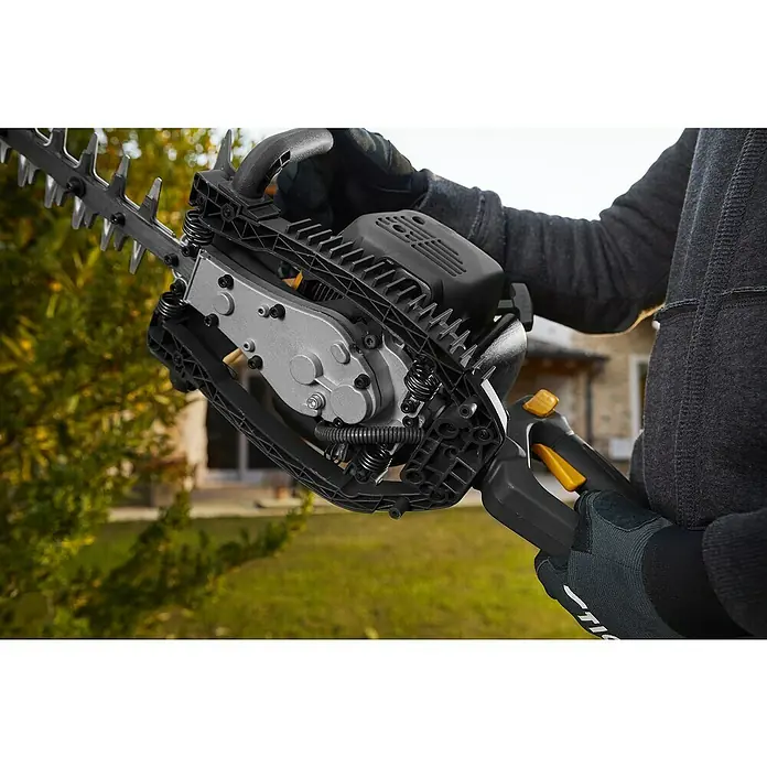 Stiga Benzin-Heckenschere HT 525 - 0,65 kW, Schnittlänge: 46 cm, Max. Aststärke: 27 mm - Eine Nahaufnahme einer Stiga-Heckenschere in Aktion, die die scharfen Klingen und die robuste Bauweise hervorhebt.