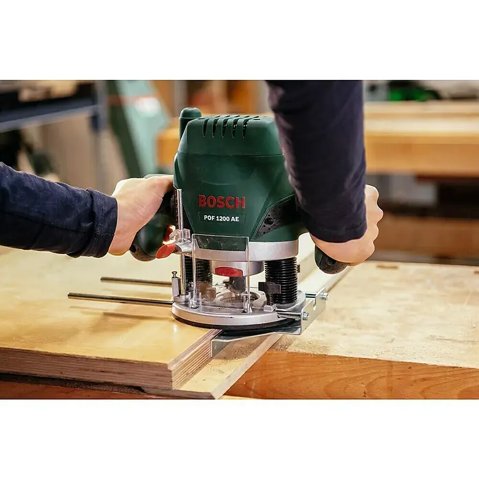 Bosch Oberfräse POF 1200 AE - 1.200 W, 55 mm - Die Bosch POF 1200 AE Oberfräse im Einsatz, präzise Holzbearbeitung für vielfältige Projekte, ein Muss für jeden Handwerker.
