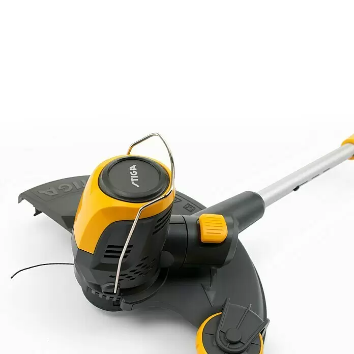 Stiga 500er Serie Akku-Rasentrimmer GT 500e - Set - 48 V, 2 Ah, Li-Ionen, 1 Akku, Schnittbreite Faden: 30 cm - Gelber und schwarzer elektrischer Rasentrimmer mit Schutzhaube und sichtbarer Schneidlinie, mit STIGA-Logo.