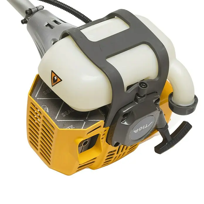 Stiga Benzin-Motorsense BC 555 B - 1.550 W, Schnittbreite Faden: 45 cm, Schnittbreite Messer: 25,5 cm - Nahaufnahme eines gelben STIGA Freischneiders, der die robuste Bauweise und das durchdachte Design des Geräts hervorhebt.
