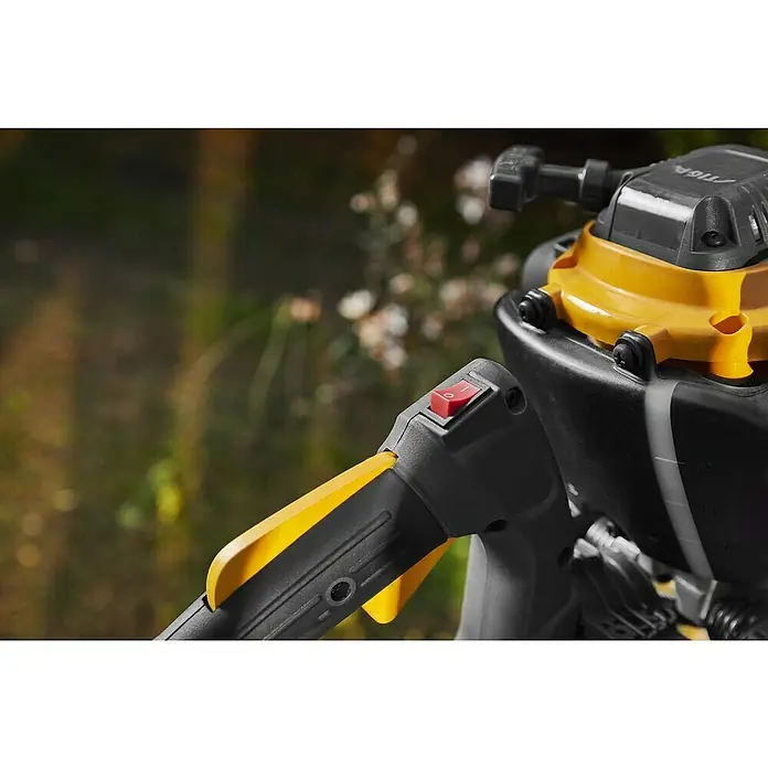 Stiga Benzin-Heckenschere HT 525 - 0,65 kW, Schnittlänge: 46 cm, Max. Aststärke: 27 mm - Nahaufnahme eines STIGA-Geräts mit gelben Akzenten, das einen roten Schalter und einen schwarzen Griff hervorhebt.