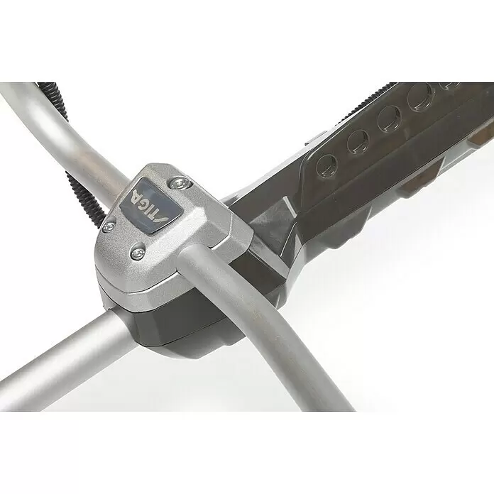 Stiga Benzin-Motorsense BC 555 B - 1.550 W, Schnittbreite Faden: 45 cm, Schnittbreite Messer: 25,5 cm - Nahaufnahme des silbergrauen und dunkelgrauen Stiga Gartengerätegriffs mit Steuereinheit und Lenkerverbindung.