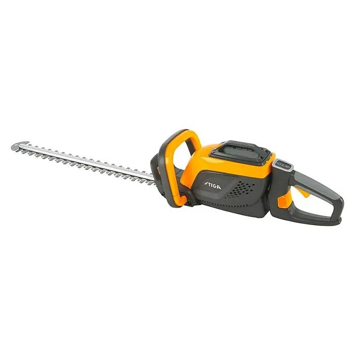Stiga 500er Serie Akku-Heckenschere HT 500e Set48 V, Li-Ionen, 1 Akku, Schnittlänge: 58 cm - Eine STIGA Akku-Heckenschere in Schwarz und Orange. Das Gerät ist für den kabellosen Einsatz im Garten konzipiert.