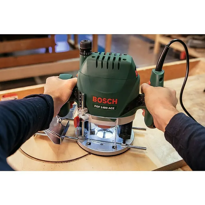 Bosch Oberfräse POF 1400 ACE - 1.400 W, 55 mm - Der Bosch POF 1400 ACE Router wird von Händen gehalten, die ein kreisförmiges Holzstück bearbeiten, und bietet Vielseitigkeit beim Arbeiten mit Holz.