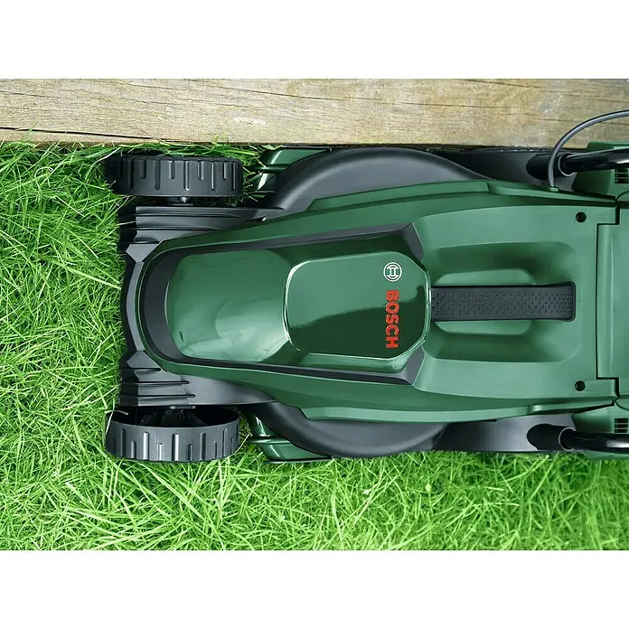 Bosch Power for All 18V Akku-Rasenmäher EasyMower 18V-32-200 - 18 V, Ohne Akku, Schnittbreite: 32 cm - Draufsicht auf einen grünen Bosch Rasenmäher auf Rasen neben einem Holzsteg. Das Gerät ist sauber und einsatzbereit für den Garten.