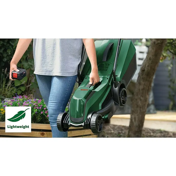 Bosch Power for All 18V Akku-Rasenmäher EasyMower 18V-32-200 - 18 V, Ohne Akku, Schnittbreite: 32 cm - Eine Person trägt einen grünen Bosch-Akku-Rasenmäher. Das Gerät ist leicht und für den einfachen Transport konzipiert.