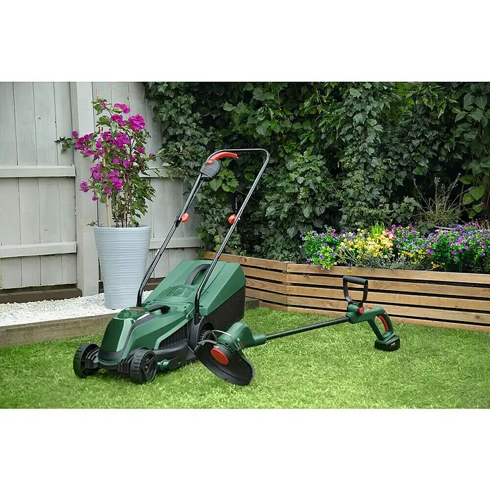 Bosch Power for All 18V Akku-Rasenmäher-Set Akku-Rasenmäher 18V-32-200 + Akku-Rasentrimmer18V-26 - 18 V, 1 Akku, 4 Ah - Ein grüner Rasenmäher und ein Trimmer stehen auf einem Rasen vor Blumen und einem Zaun.