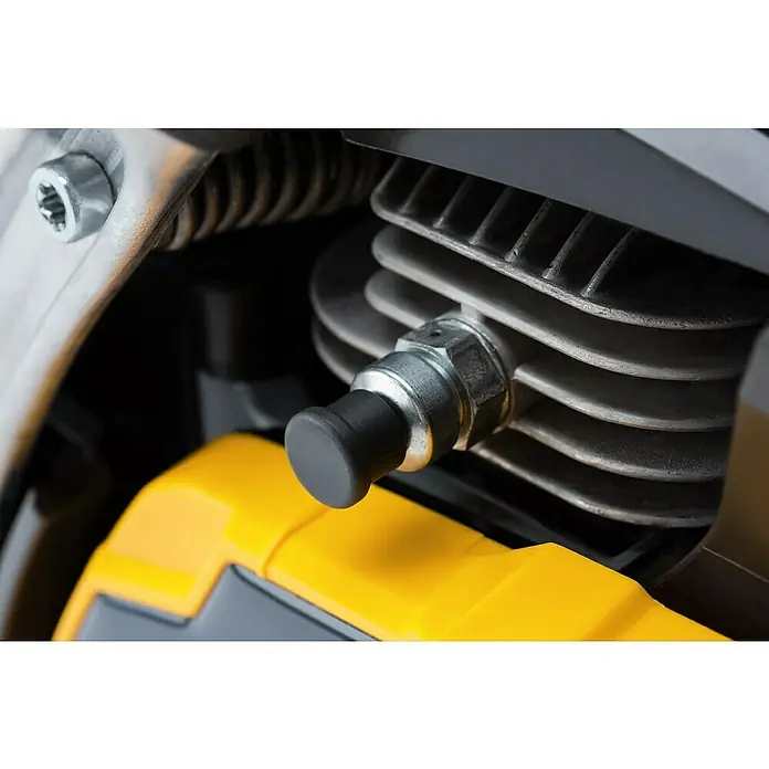 Stiga Benzin-Kettensäge CS 755 - 2,3 kW, 52 cm³, Schwertlänge: 45 cm - Nahaufnahme eines gelben und grauen Motors mit Zündkerze.