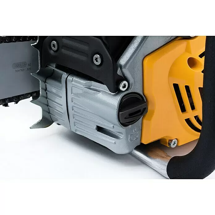 Stiga Benzin-Kettensäge CS 755 - 2,3 kW, 52 cm³, Schwertlänge: 45 cm - Nahaufnahme einer Kettensäge mit grauem Schwert und Kette, gelbem Motorgehäuse und schwarzem Spannknopf.