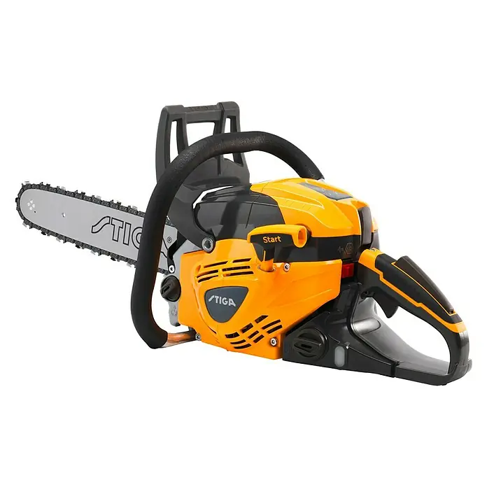 Stiga Benzin-Kettensäge CS 750 - 2 kW, 46,5 cm³, Schwertlänge: 45 cm - Nahaufnahme einer Stiga Kettensäge, perfekt für Baumpflege und Brennholzarbeiten, mit zuverlässiger Leistung und ergonomischem Design.