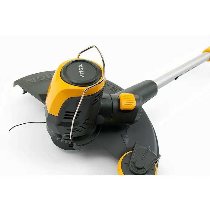 Stiga 500er Serie Akku-Rasentrimmer GT 500e - 48 V, 2 Ah, Li-Ionen, Ohne Akku, Schnittbreite Faden: 30 cm - Nahaufnahme eines STIGA Rasentrimmers mit gelbem und schwarzem Gehäuse, der auf einer weißen Oberfläche steht.