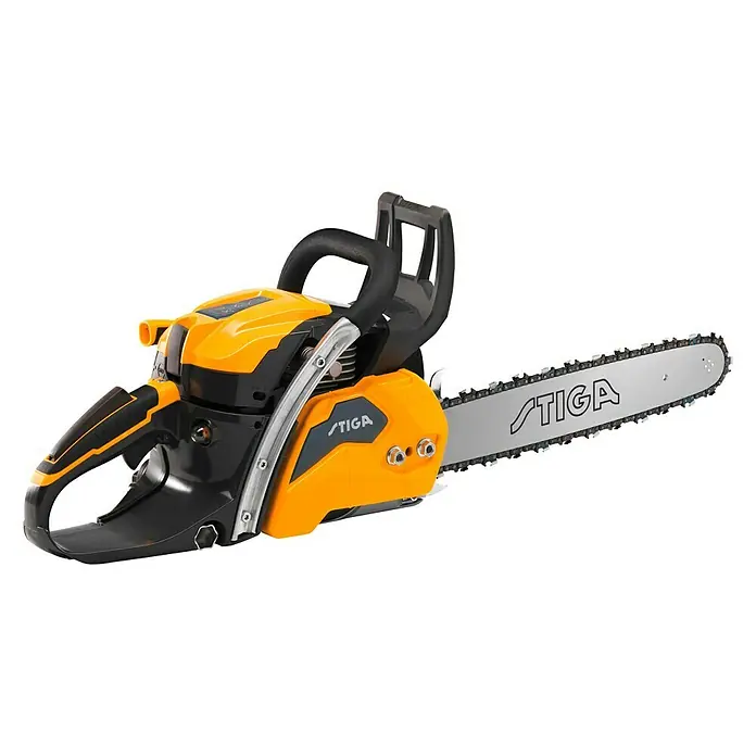 Stiga Benzin-Kettensäge CS 750 - 2 kW, 46,5 cm³, Schwertlänge: 45 cm - Nahaufnahme einer gelb-schwarzen STIGA Kettensäge, die sich ideal für Gartenarbeiten eignet.