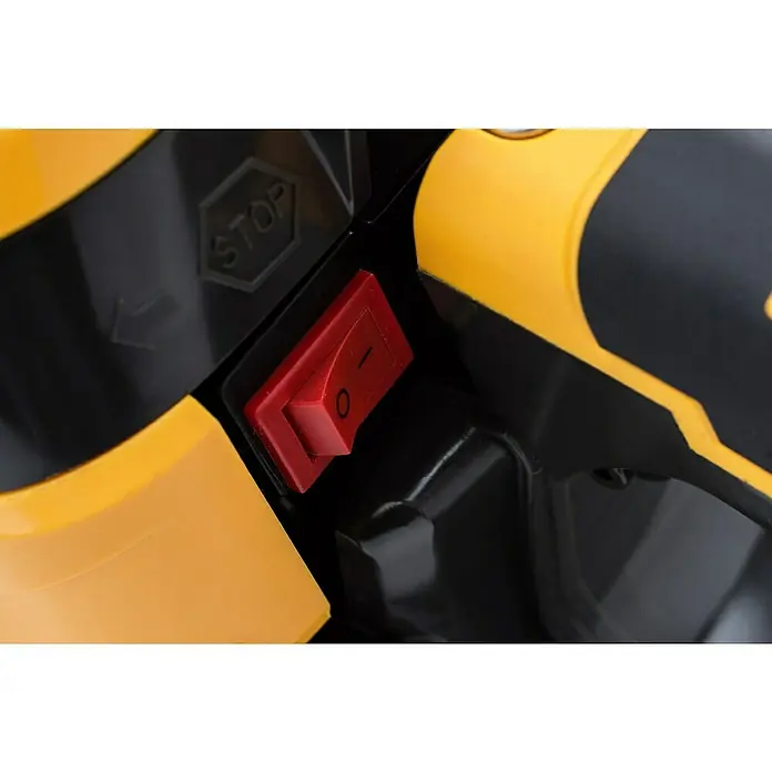 Stiga Benzin-Kettensäge CS 755 - 2,3 kW, 52 cm³, Schwertlänge: 45 cm - Detailaufnahme eines roten Schalters mit den Markierungen "I" und "0" auf einem gelb-schwarzen Gerät, hervorgehoben durch das "STOP"-Symbol.