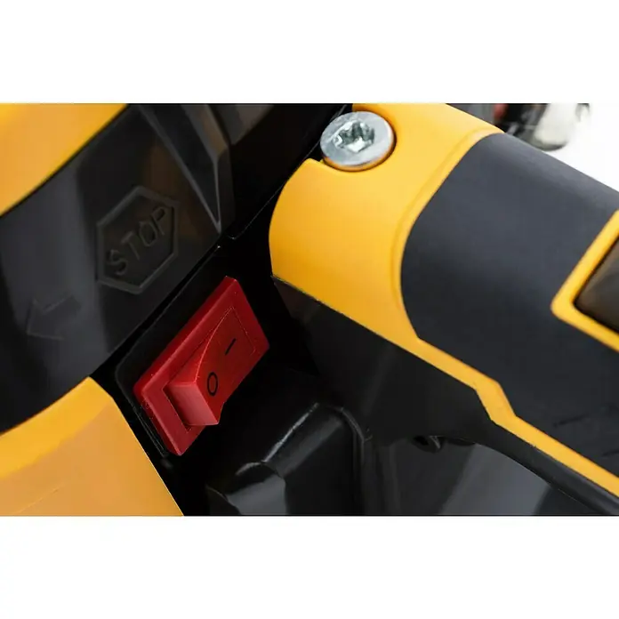 Stiga Benzin-Kettensäge CS 750 - 2 kW, 46,5 cm³, Schwertlänge: 45 cm - Detailaufnahme eines Kettensägenschalters in Gelb, Schwarz und Rot mit "Stop"-Symbol, der die Sicherheitsmerkmale des Werkzeugs hervorhebt.