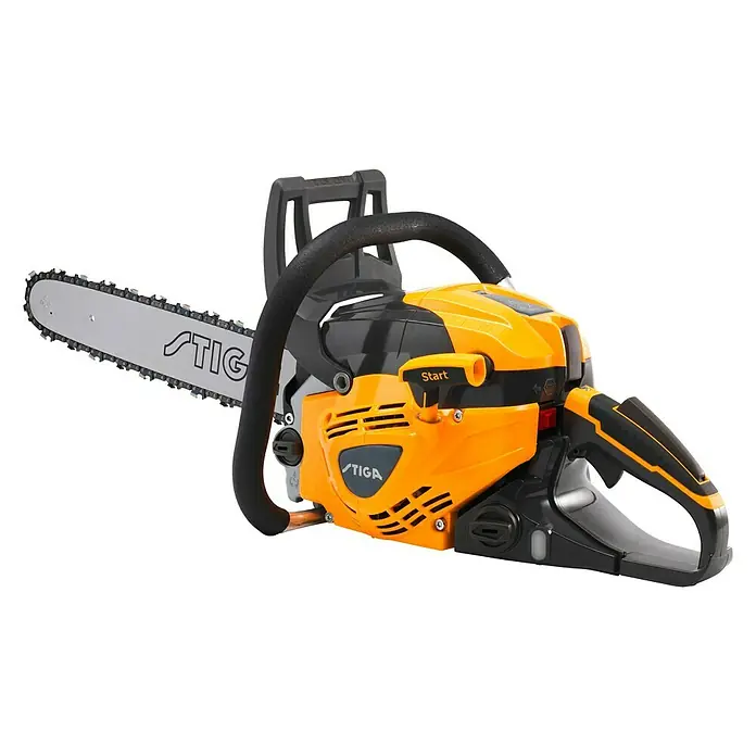 Stiga Benzin-Kettensäge CS 755 - 2,3 kW, 52 cm³, Schwertlänge: 45 cm - Nahaufnahme einer STIGA Kettensäge mit orangefarbener Abdeckung und schwarzem Griff auf schwarzem Hintergrund.