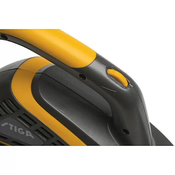 Stiga Elektro-Laubsauger BL 130c V - 2.600 W, Blasgeschwindigkeit: 331 km/h - Nahaufnahme des gelb-dunkelgrauen Griffs eines Stiga Elektrowerkzeugs mit gelbem Sicherheitsknopf und Stiga-Logo.