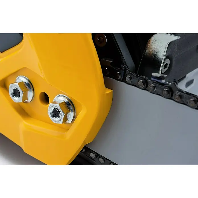 Stiga Benzin-Kettensäge CS 750 - 2 kW, 46,5 cm³, Schwertlänge: 45 cm - Nahaufnahme einer Kettensäge, die Details der Kette, der Führungsschiene und der gelben Gehäusekomponenten hervorhebt.